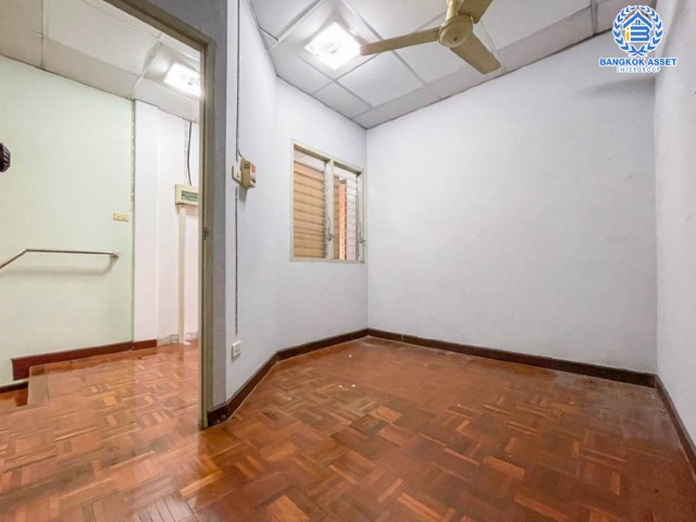 *****ทาวน์เฮ้าส์มือสองย่านนนทบุรี ม.มนวดีพาร์ค วัดลาดปลาดุก เนื้อที่ 16 ตร.ว. ฟังก์ชัน 3 ห้องนอน 2 ห้องน้ำ 1 ที่จอดรถ  บนทำเลเข้าเมืองสะดวก เชื่อมต่อถ.กาญจนาภิเษก, ถ.รัตนาธิเบศร์ ใกล้รถไฟฟ้าสายสีม่วง "สถานีคลองบางไผ่" และทางด่วน "กาญจนาภิเษก" ราคาถูกมาก!